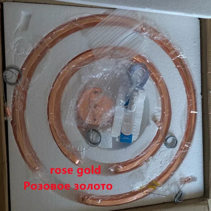 Moderno candeeiro suspenso LED em formato de anel, com intensidade regulável, nas cores dourado e preto, ideal para mesas, salas de jantar, cozinhas e quartos. Design minimalista e elegante. 