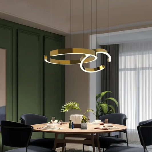 Moderno candeeiro suspenso LED em formato de anel, com intensidade regulável, nas cores dourado e preto, ideal para mesas, salas de jantar, cozinhas e quartos. Design minimalista e elegante. 