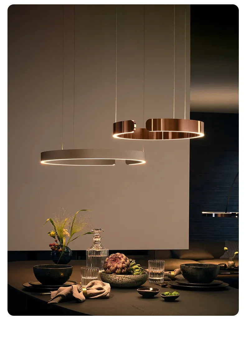 Moderno candeeiro suspenso LED em formato de anel, com intensidade regulável, nas cores dourado e preto, ideal para mesas, salas de jantar, cozinhas e quartos. Design minimalista e elegante. 