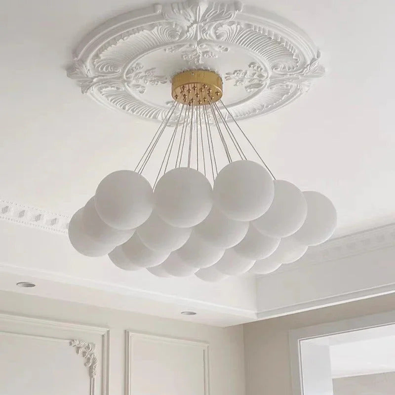 Lustre moderno em estilo creme com bolas de vidro branco, lustre criativo de bolhas LED para sala de estar e quarto, candeeiro nórdico com lua e planetas.