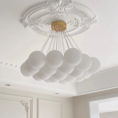 Lustre moderno em estilo creme com bolas de vidro branco, lustre criativo de bolhas LED para sala de estar e quarto, candeeiro nórdico com lua e planetas.