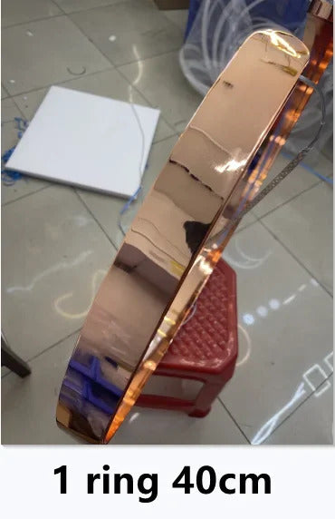 Moderno candeeiro suspenso LED em formato de anel, com intensidade regulável, nas cores dourado e preto, ideal para mesas, salas de jantar, cozinhas e quartos. Design minimalista e elegante. 