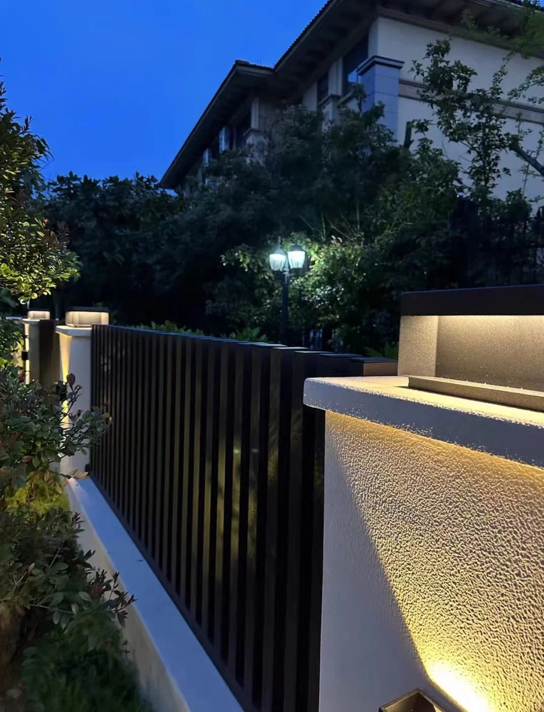 Modern Simple Solar Pillar Light High Quality Outdoor Waterproof Gate Pillar Yard Wall Light