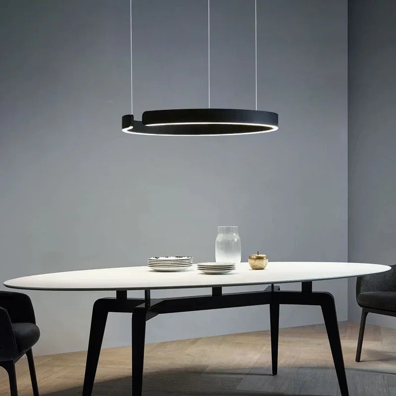 Moderno candeeiro suspenso LED em formato de anel, com intensidade regulável, nas cores dourado e preto, ideal para mesas, salas de jantar, cozinhas e quartos. Design minimalista e elegante. 