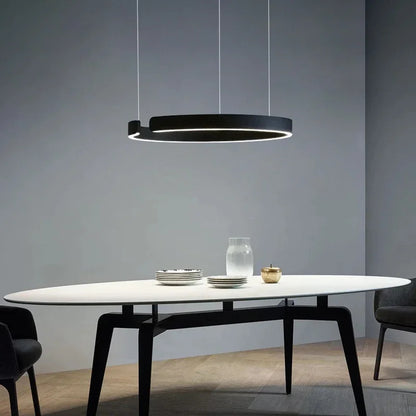 Moderno candeeiro suspenso LED em formato de anel, com intensidade regulável, nas cores dourado e preto, ideal para mesas, salas de jantar, cozinhas e quartos. Design minimalista e elegante. 