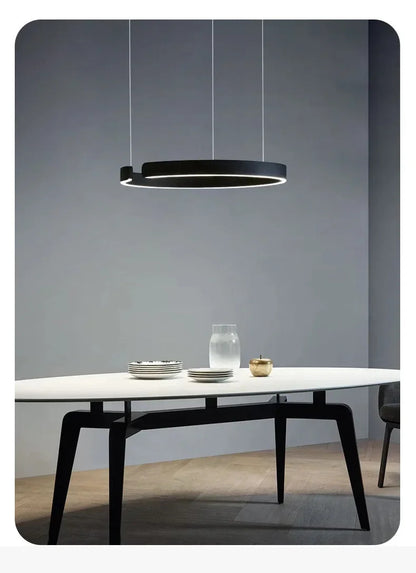 Moderno candeeiro suspenso LED em formato de anel, com intensidade regulável, nas cores dourado e preto, ideal para mesas, salas de jantar, cozinhas e quartos. Design minimalista e elegante. 
