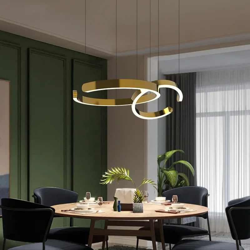 Moderno candeeiro suspenso LED em formato de anel, com intensidade regulável, nas cores dourado e preto, ideal para mesas, salas de jantar, cozinhas e quartos. Design minimalista e elegante. 