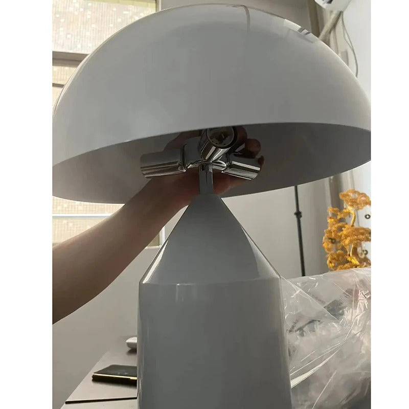 Italian luxury mushroom LED floor lamp metal Nordic eye protection bedside table lamp high-end home decoration lighting fixture