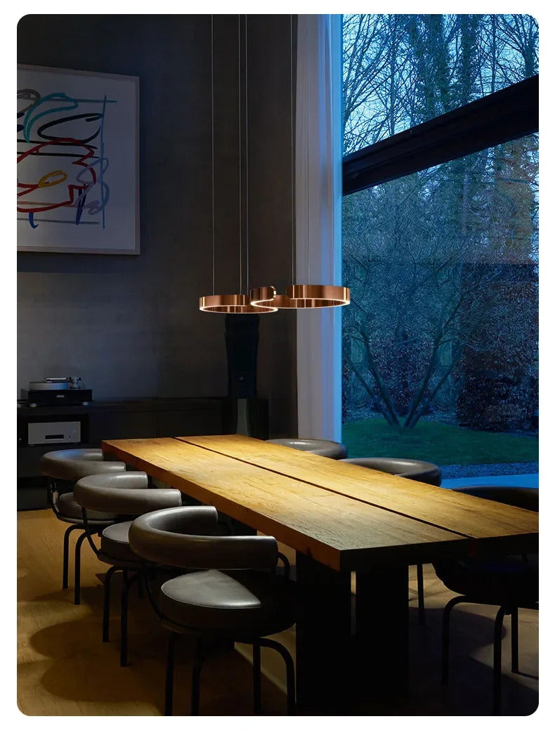 Moderno candeeiro suspenso LED em formato de anel, com intensidade regulável, nas cores dourado e preto, ideal para mesas, salas de jantar, cozinhas e quartos. Design minimalista e elegante. 