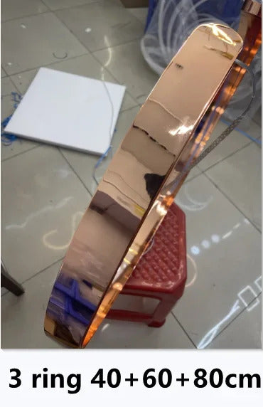 Moderno candeeiro suspenso LED em formato de anel, com intensidade regulável, nas cores dourado e preto, ideal para mesas, salas de jantar, cozinhas e quartos. Design minimalista e elegante. 