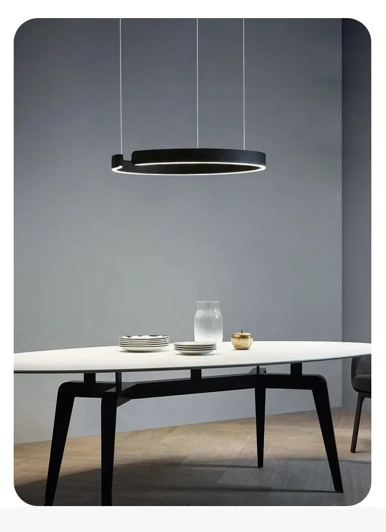 Moderno candeeiro suspenso LED em formato de anel, com intensidade regulável, nas cores dourado e preto, ideal para mesas, salas de jantar, cozinhas e quartos. Design minimalista e elegante. 