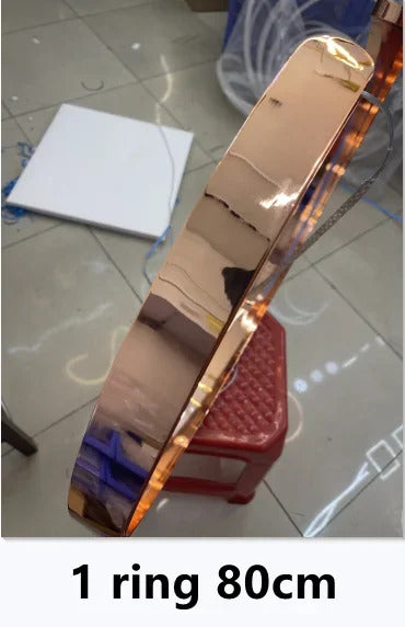 Moderno candeeiro suspenso LED em formato de anel, com intensidade regulável, nas cores dourado e preto, ideal para mesas, salas de jantar, cozinhas e quartos. Design minimalista e elegante. 