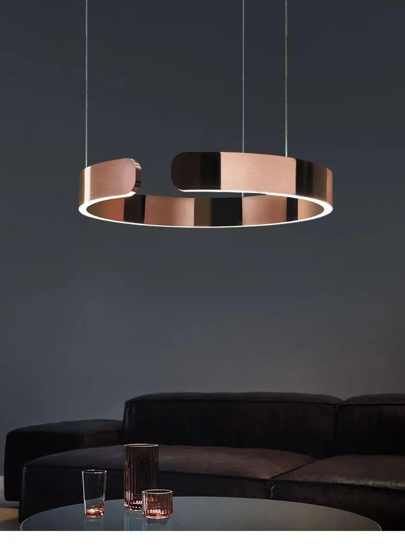 Moderno candeeiro suspenso LED em formato de anel, com intensidade regulável, nas cores dourado e preto, ideal para mesas, salas de jantar, cozinhas e quartos. Design minimalista e elegante. 