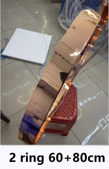 Moderno candeeiro suspenso LED em formato de anel, com intensidade regulável, nas cores dourado e preto, ideal para mesas, salas de jantar, cozinhas e quartos. Design minimalista e elegante. 