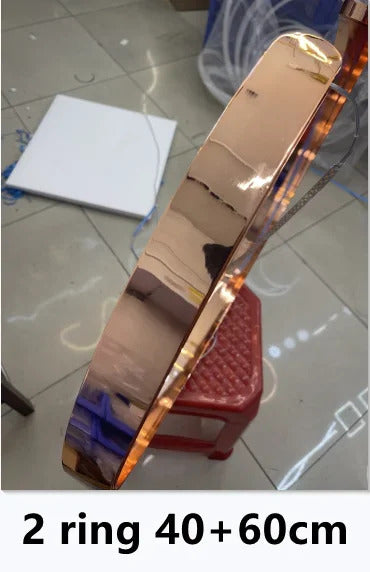 Moderno candeeiro suspenso LED em formato de anel, com intensidade regulável, nas cores dourado e preto, ideal para mesas, salas de jantar, cozinhas e quartos. Design minimalista e elegante. 