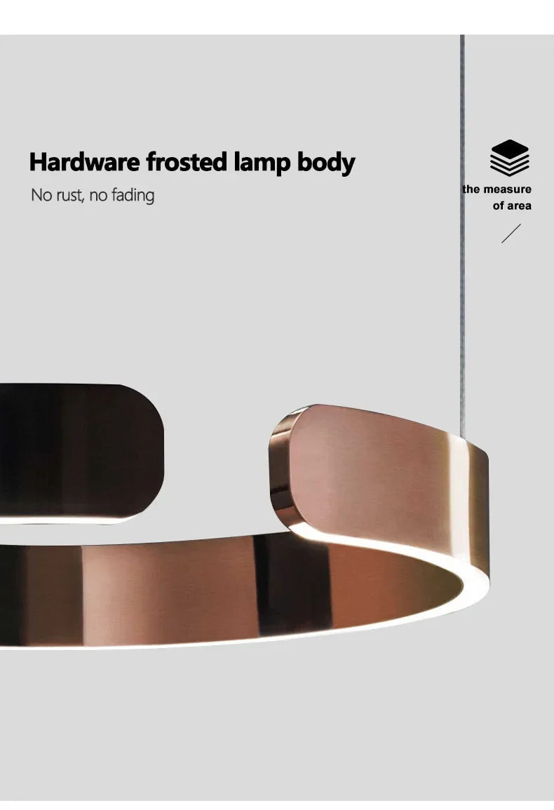 Moderno candeeiro suspenso LED em formato de anel, com intensidade regulável, nas cores dourado e preto, ideal para mesas, salas de jantar, cozinhas e quartos. Design minimalista e elegante. 