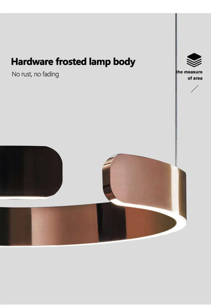 Moderno candeeiro suspenso LED em formato de anel, com intensidade regulável, nas cores dourado e preto, ideal para mesas, salas de jantar, cozinhas e quartos. Design minimalista e elegante. 