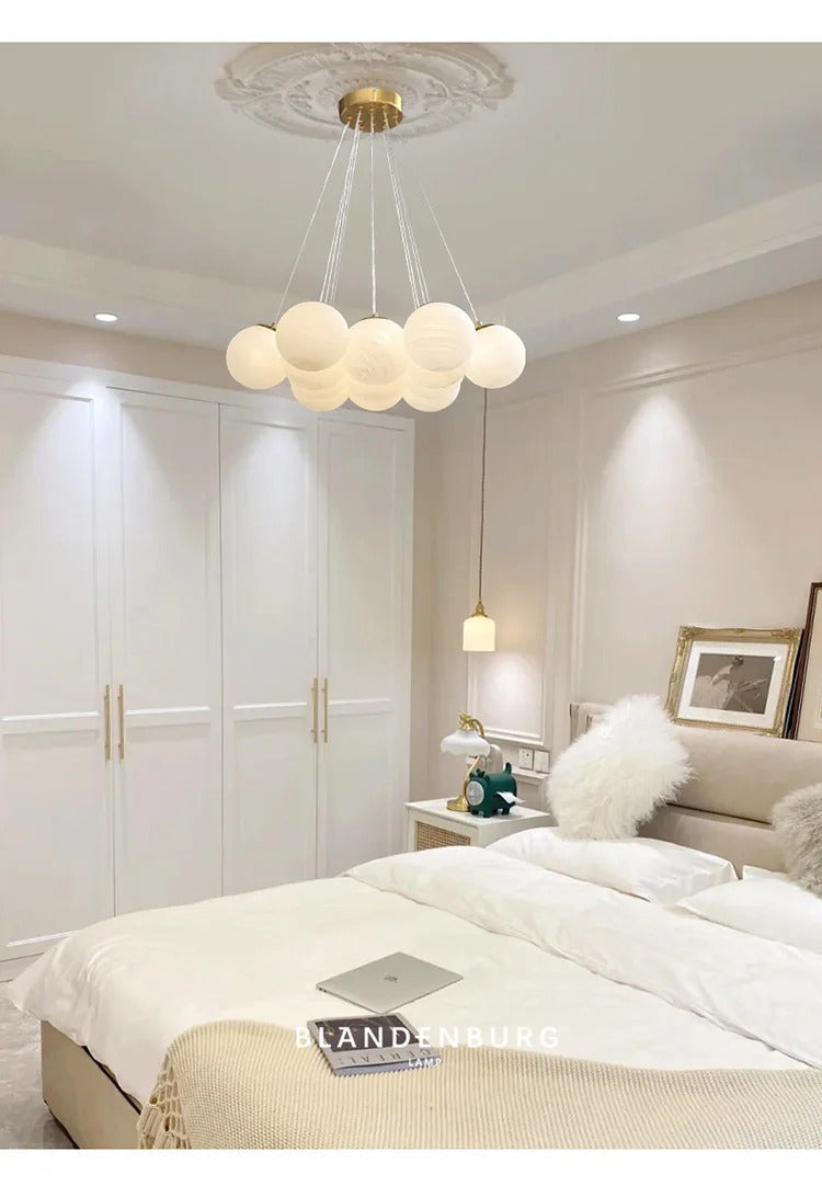 Lustre moderno em estilo creme com bolas de vidro branco, lustre criativo de bolhas LED para sala de estar e quarto, candeeiro nórdico com lua e planetas.