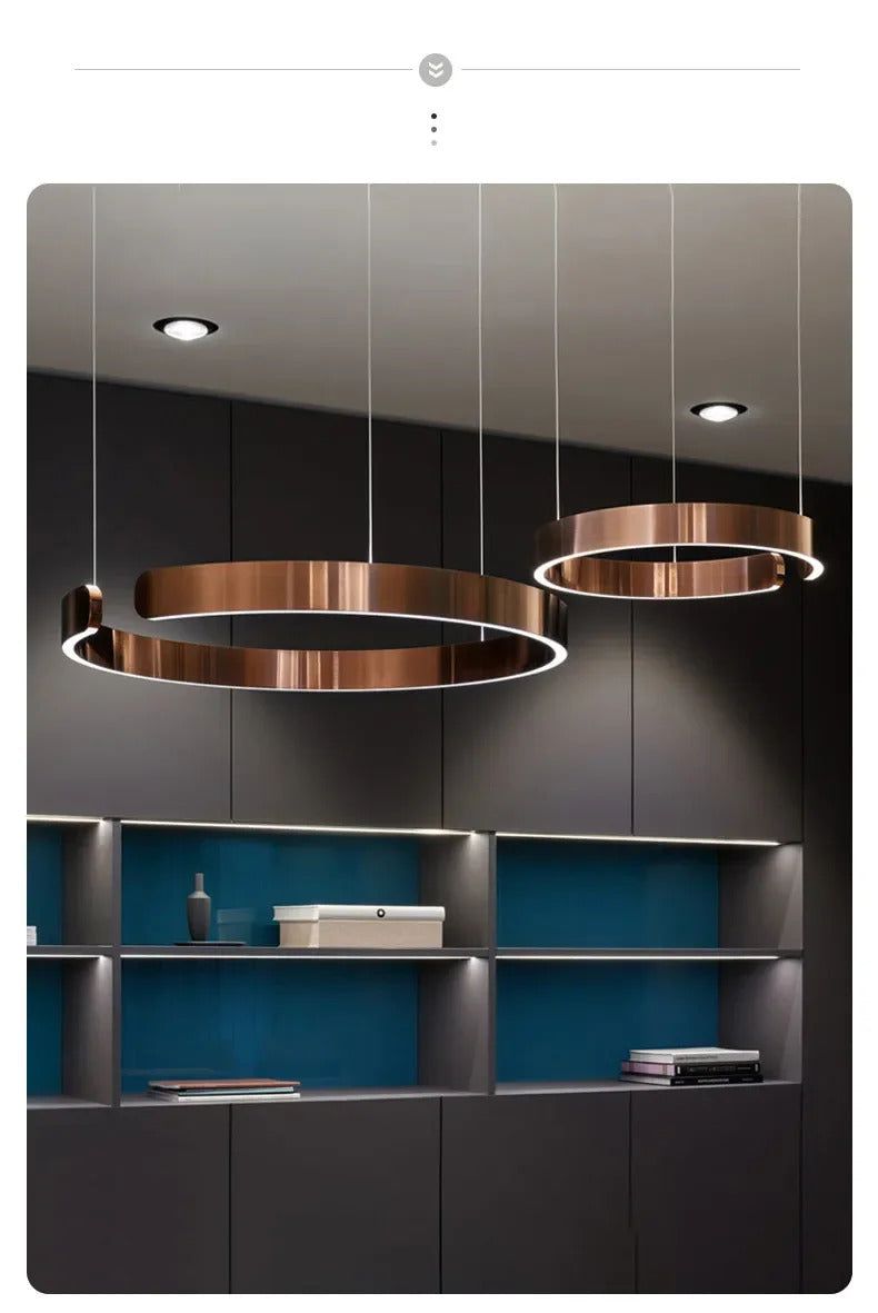 Moderno candeeiro suspenso LED em formato de anel, com intensidade regulável, nas cores dourado e preto, ideal para mesas, salas de jantar, cozinhas e quartos. Design minimalista e elegante. 